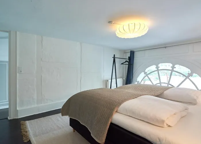 Stylish Spacious W 3br In