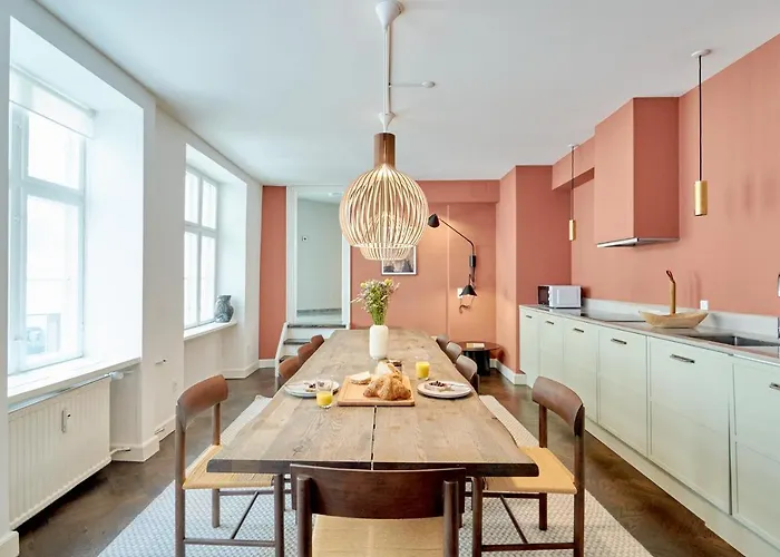 Stylish Spacious W 3br In