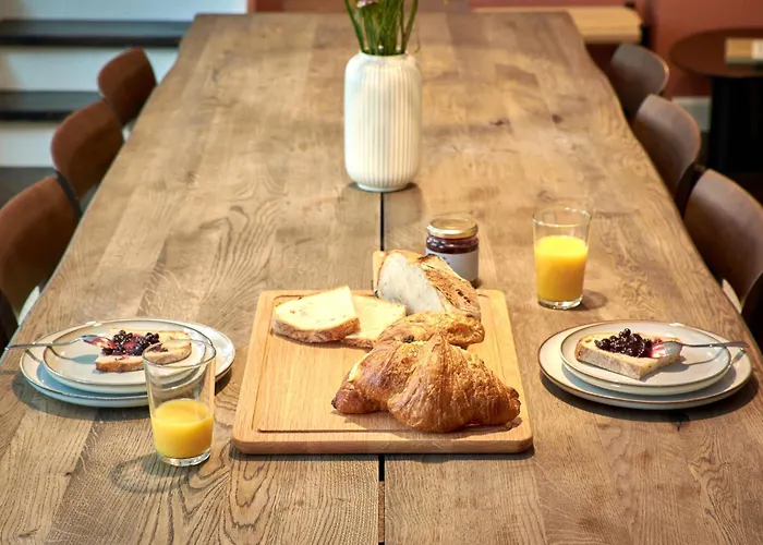 Stylish Spacious W 3br In